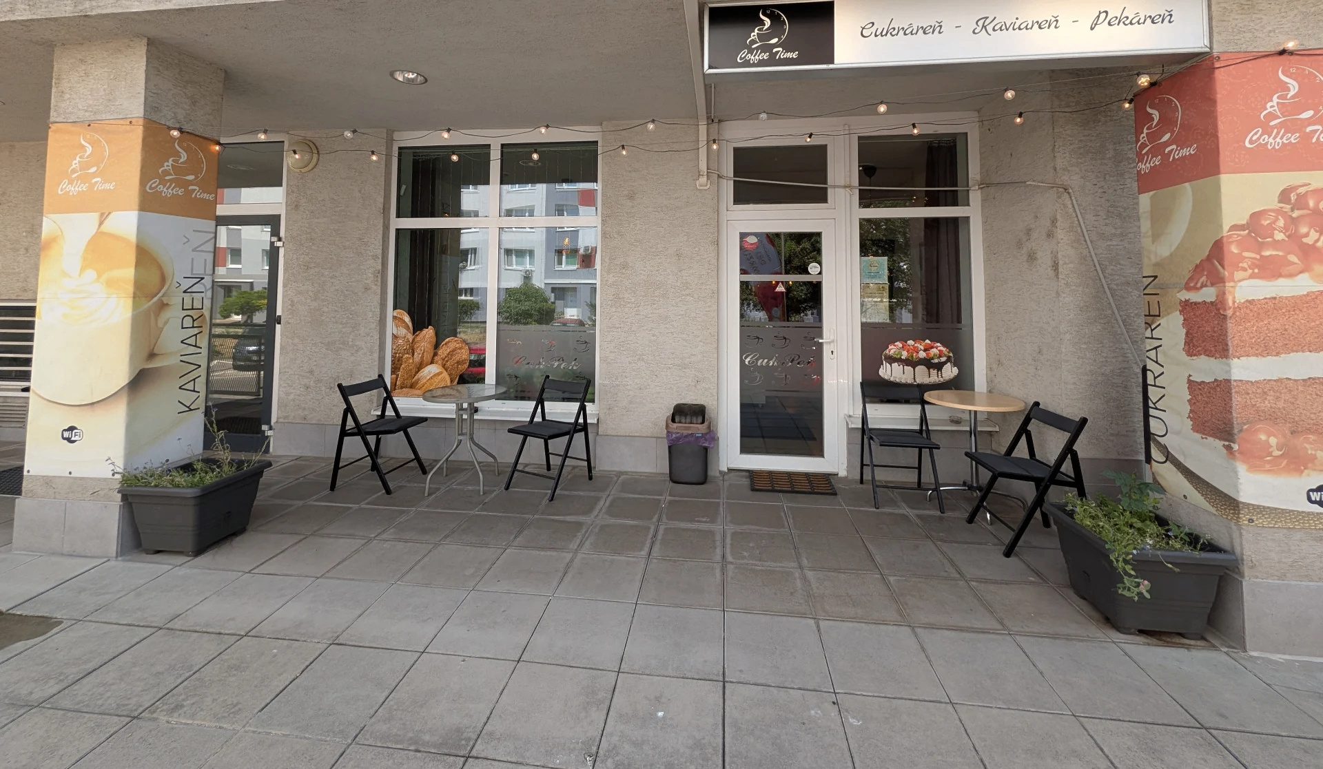 Exteriér kaviarne Coffee Time vo Vrakuni — vchod s vonkajším sedením